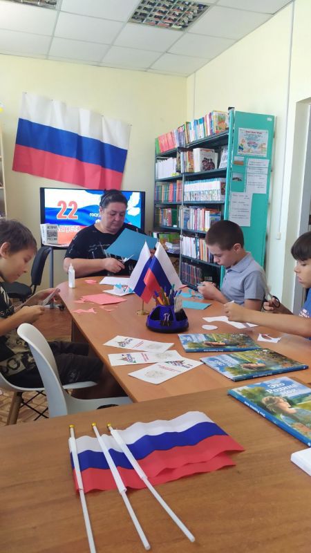 К Дню Государственного флага Российской Федерации Приморско-Посадская сельская библиотека совместно с сельским домом культуры провели патриотический час К Дню Государственного флага Российской Федерации Приморско-Посадская сельская библиотека совместно с сельским домом культуры провели патриотический час