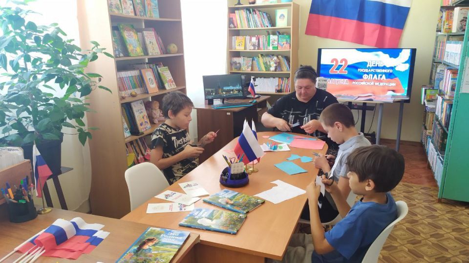 К Дню Государственного флага Российской Федерации Приморско-Посадская сельская библиотека совместно с сельским домом культуры провели патриотический час К Дню Государственного флага Российской Федерации Приморско-Посадская сельская библиотека совместно с сельским домом культуры провели патриотический час