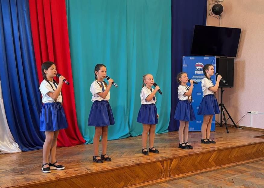 Дети пгт. Приазовского поздравляют с Днем Флага! Дети пгт. Приазовского поздравляют с Днем Флага!