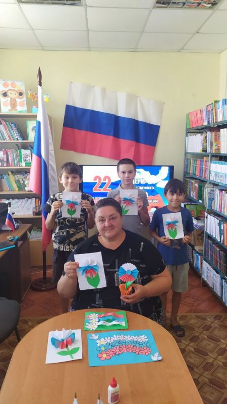 К Дню Государственного флага Российской Федерации Приморско-Посадская сельская библиотека совместно с сельским домом культуры провели патриотический час К Дню Государственного флага Российской Федерации Приморско-Посадская сельская библиотека совместно с сельским домом культуры провели патриотический час