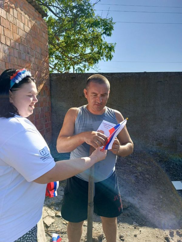 Ботиевская библиотека провела акцию «День государственного флага Российской Федерации», в ходе которой были организованы раздача памятных флажков и информационных буклетов жителям Ботиевская библиотека провела акцию «День государственного флага Российской Федерации», в ходе которой были организованы раздача памятных флажков и информационных буклетов жителям