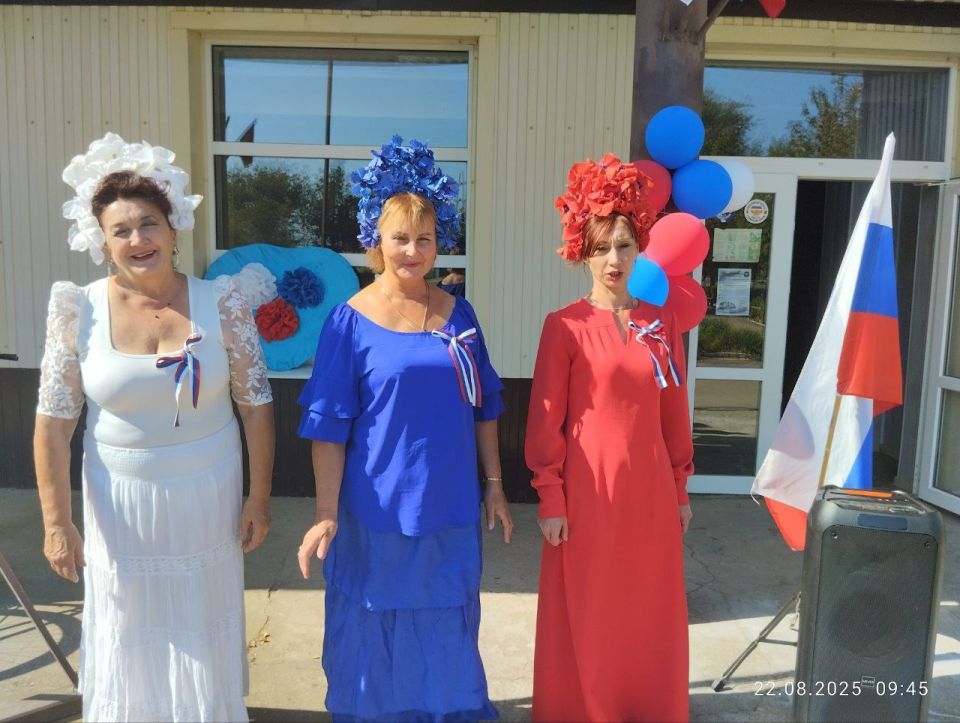Культработники Давыдовского СДК передают всем жителям округа поздравления с Днём Государственного флага Российской Федерации! Культработники Давыдовского СДК передают всем жителям округа поздравления с Днём Государственного флага Российской Федерации!