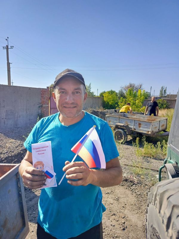 Ботиевская библиотека провела акцию «День государственного флага Российской Федерации», в ходе которой были организованы раздача памятных флажков и информационных буклетов жителям Ботиевская библиотека провела акцию «День государственного флага Российской Федерации», в ходе которой были организованы раздача памятных флажков и информационных буклетов жителям