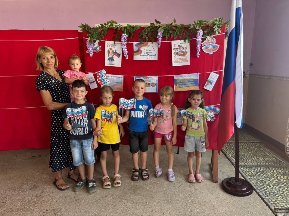 В Дунаевском СДК прошел тематический день "Флаг - Символ Родной Державы" посвященный В Дунаевском СДК прошел тематический день "Флаг - Символ Родной Державы" посвященный
