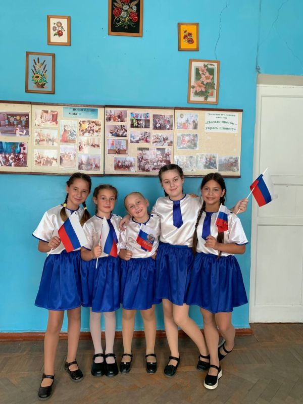 Дети пгт. Приазовского поздравляют с Днем Флага! Дети пгт. Приазовского поздравляют с Днем Флага!