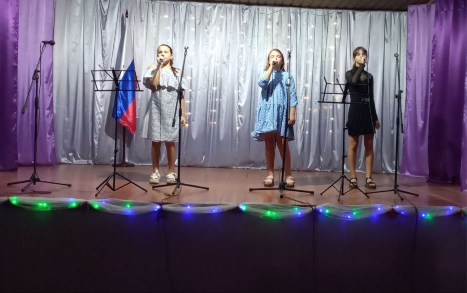 День Российского флага — праздник всех россиян, символ славы, независимости и могущества, достижений и побед нашего народа День Российского флага — праздник всех россиян, символ славы, независимости и могущества, достижений и побед нашего народа