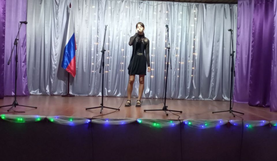 День Российского флага — праздник всех россиян, символ славы, независимости и могущества, достижений и побед нашего народа День Российского флага — праздник всех россиян, символ славы, независимости и могущества, достижений и побед нашего народа