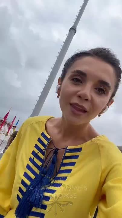 Тиктокерша. Ой! Да это же аж целый мэр города кривляется на камеру и поздравляет запорожцев в днем жовто-блакитной тряпки