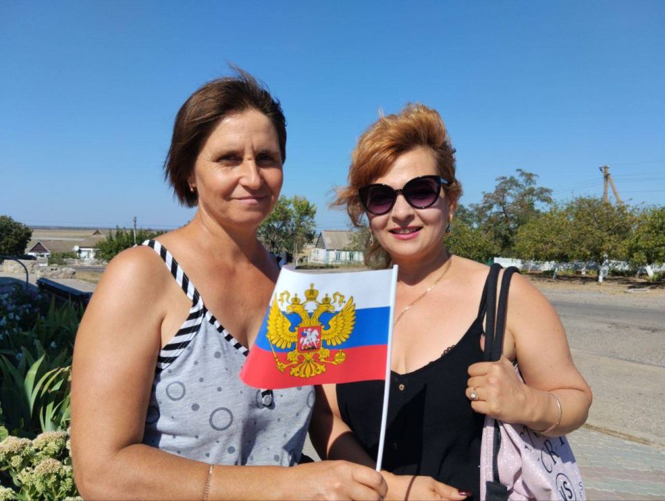 Работники Новоконстантиновского Дом культуры провели акцию «Россию греют флаги », где поздравили жителей села с праздником и вручили флажки Работники Новоконстантиновского Дом культуры провели акцию «Россию греют флаги », где поздравили жителей села с праздником и вручили флажки