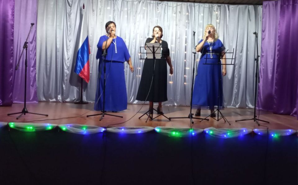 День Российского флага — праздник всех россиян, символ славы, независимости и могущества, достижений и побед нашего народа День Российского флага — праздник всех россиян, символ славы, независимости и могущества, достижений и побед нашего народа