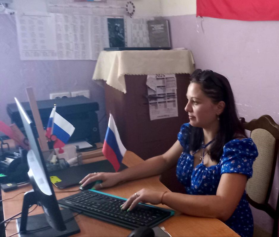 Сотрудники Степановского Второго и Богдановского сельских домов культуры приняли участие во флешмобе ко Дню флага Российской Федерации " Символ России на рабочем месте" Сотрудники Степановского Второго и Богдановского сельских домов культуры приняли участие во флешмобе ко Дню флага Российской Федерации " Символ России на рабочем месте"