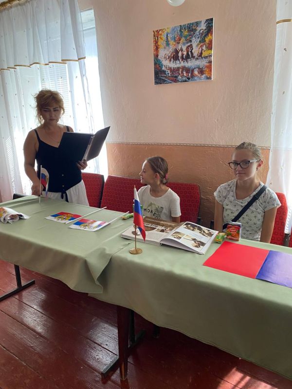 Работники Новоконстантиновского Дом культуры провели акцию «Россию греют флаги », где поздравили жителей села с праздником и вручили флажки Работники Новоконстантиновского Дом культуры провели акцию «Россию греют флаги », где поздравили жителей села с праздником и вручили флажки