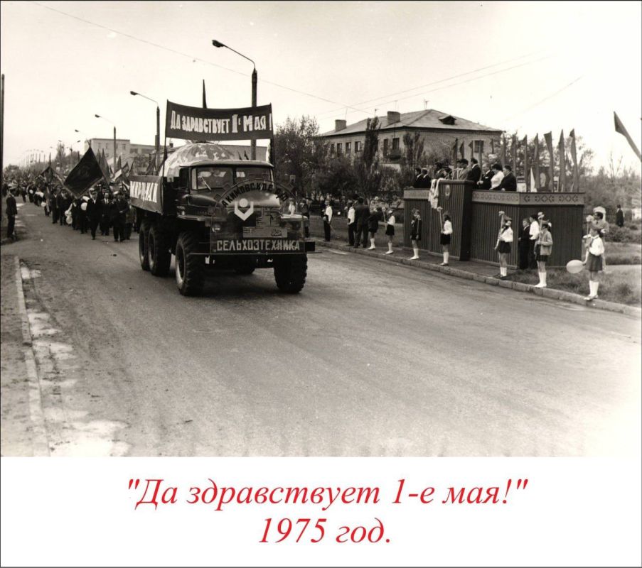 Дорогие подписчики, посмотрите какие ретро-фотографии представил на фотоконкурс: "Любимый поселок в объективе" наш Акимовский районный историко- краеведческий музей (номинация "Мгновения истории)! Словно фрагменты... Дорогие подписчики, посмотрите какие ретро-фотографии представил на фотоконкурс: "Любимый поселок в объективе" наш Акимовский районный историко- краеведческий музей (номинация "Мгновения истории)! Словно фрагменты...