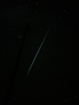 Загадочный луч в небе наблюдают сейчас в разных уголках Украины, сообщают местные каналы