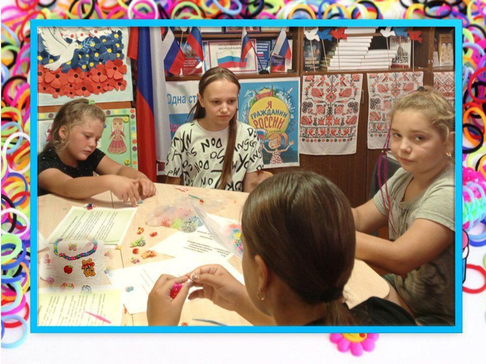 «Фенечки дружбы». Сравнительно новое увлечение плетением из цветных резиночек не обошло ни один регион нашей страны «Фенечки дружбы». Сравнительно новое увлечение плетением из цветных резиночек не обошло ни один регион нашей страны