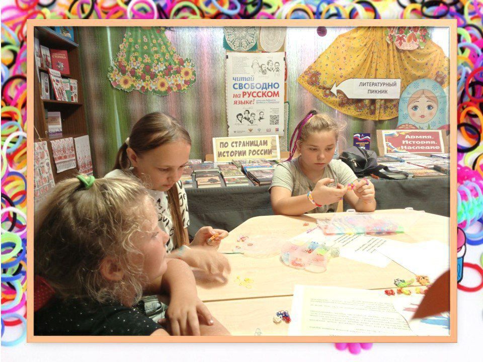 «Фенечки дружбы». Сравнительно новое увлечение плетением из цветных резиночек не обошло ни один регион нашей страны «Фенечки дружбы». Сравнительно новое увлечение плетением из цветных резиночек не обошло ни один регион нашей страны