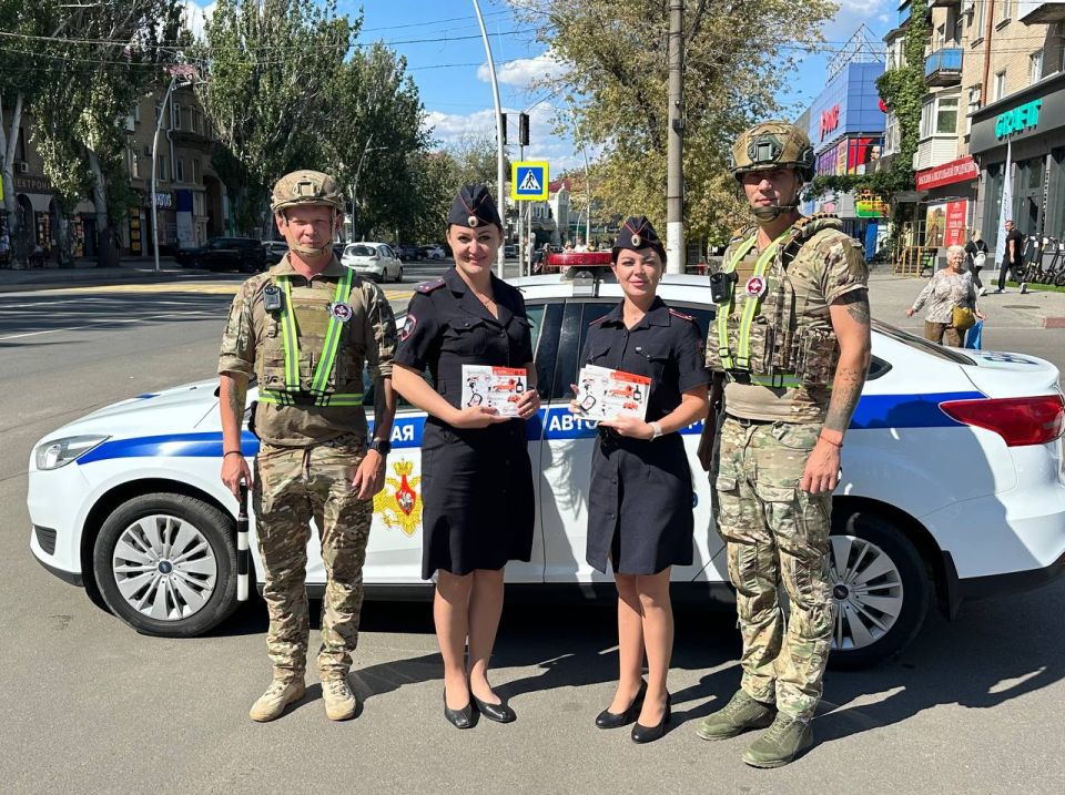 Сотрудники Госавтоинспекции совместно с инспекторами 219 военной автомобильной инспекции (территориальная) провели профилактические беседы с водителями, направленные на недопущение дорожно-транспортных происшествий
