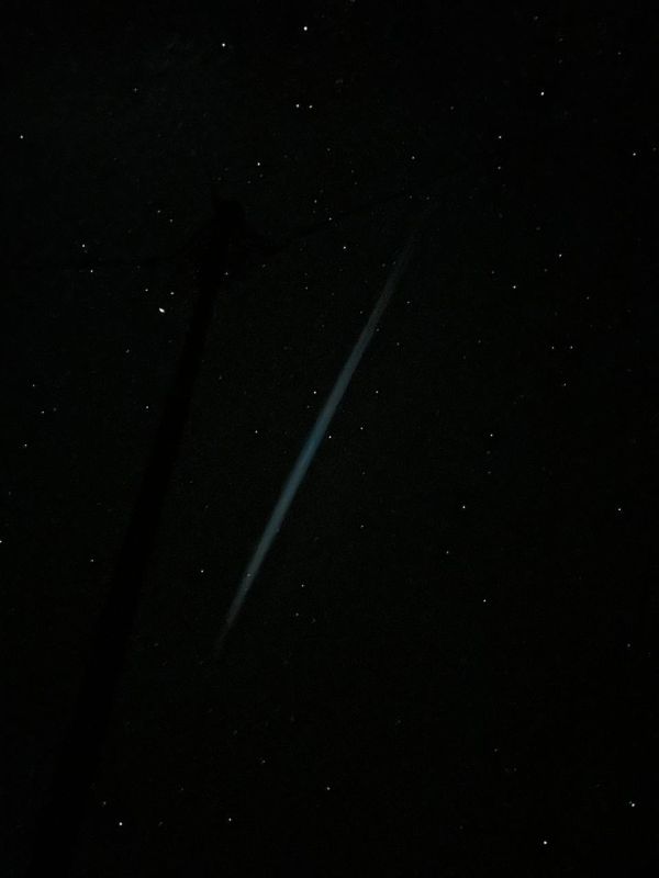 Загадочный луч в небе наблюдают сейчас в разных уголках Украины, сообщают местные каналы