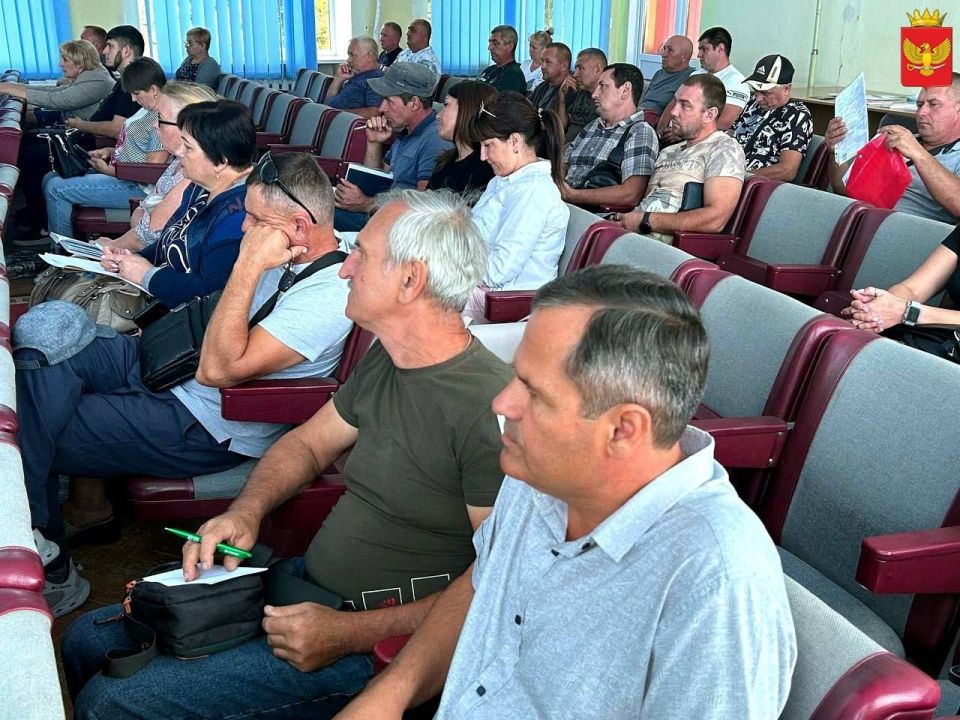 Подведение итогов уборки ранних зерновых и зернобобовых культур стало главной темой совещания с руководителями сельскохозяйственных предприятий и индивидуальными предпринимателями, которое состоялось в администрации... Подведение итогов уборки ранних зерновых и зернобобовых культур стало главной темой совещания с руководителями сельскохозяйственных предприятий и индивидуальными предпринимателями, которое состоялось в администрации...