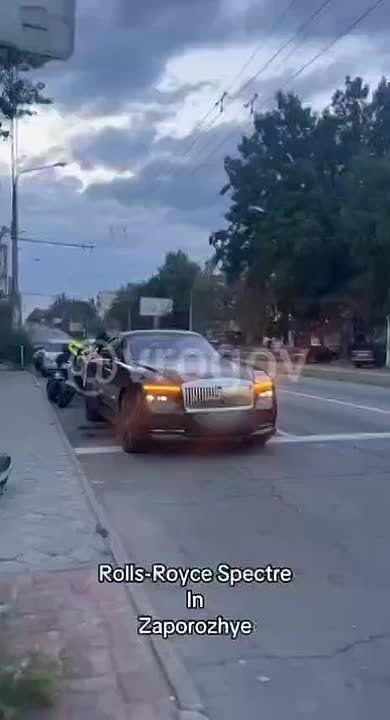  :  Rolls-Royce Spectre  $400  ( 32,1 