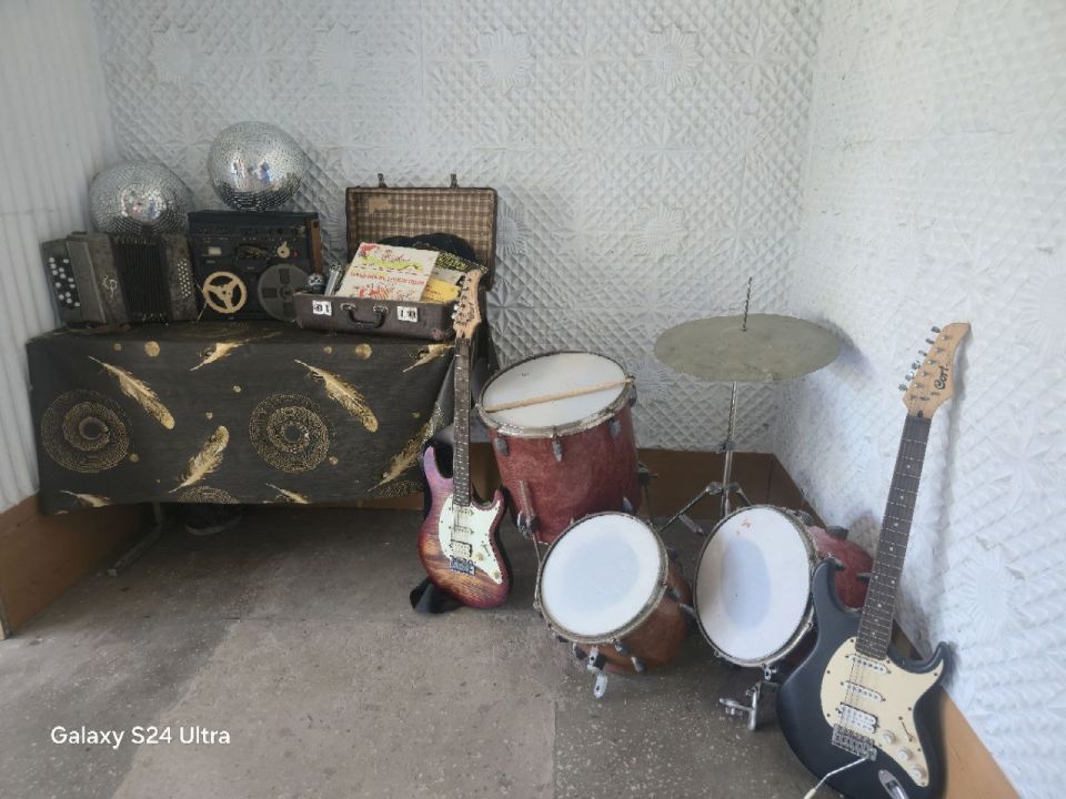 В Надеждинском Доме культуры появилась еще одна выставка по мотивами известного мультика " По следам бременских музыкантов " В Надеждинском Доме культуры появилась еще одна выставка по мотивами известного мультика " По следам бременских музыкантов "