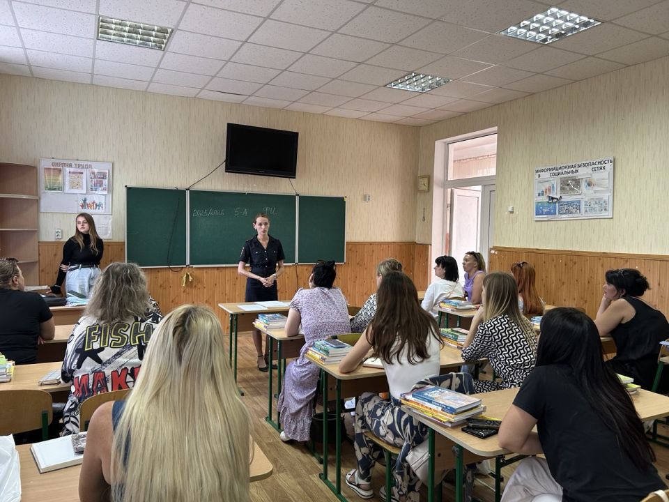 В преддверии нового учебного года сотрудники Госавтоинспекции Управления МВД России "Мелитопольское" принимают участие в родительских собраниях