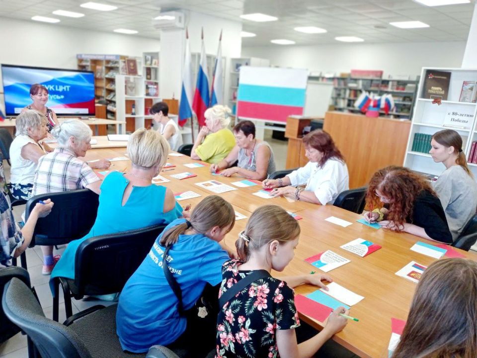 22 августа в Центральной городской библиотеке прошло тематическое мероприятие ко Дню Государственного флага РФ 22 августа в Центральной городской библиотеке прошло тематическое мероприятие ко Дню Государственного флага РФ