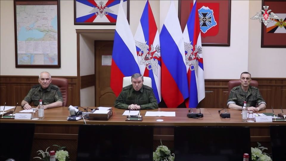 «Российская армия контролирует 99,7% территории ЛНР, 79% территории ДНР, 74% Запорожской и 76% Херсонской областей,» — начальник Генштаба ВС РФ Герасимов — «Выполнение задач СВО будет продолжено путем наступательных...