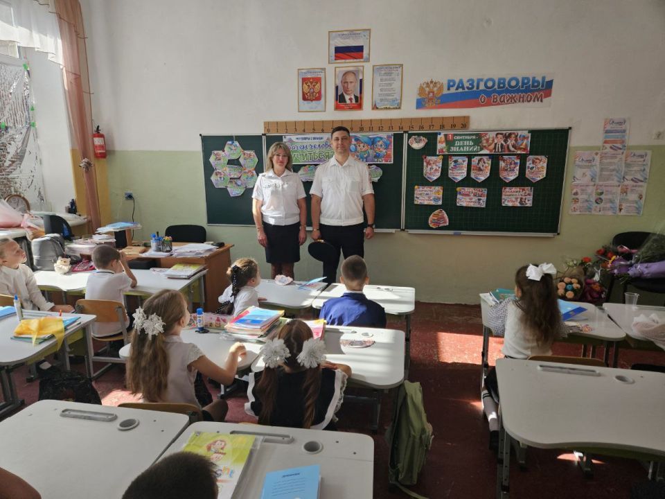 Сотрудники Госавтоинспекции Запорожской области поздравили всех школьников, их родителей и педагогов с началом нового учебного года! Сотрудники Госавтоинспекции Запорожской области поздравили всех школьников, их родителей и педагогов с началом нового учебного года!