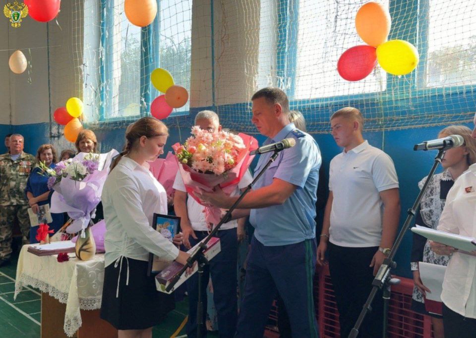 Прокурор Запорожской области принял участие в торжественной линейке, посвященной Дню знаний и поздравил учеником с началом учебного года Прокурор Запорожской области принял участие в торжественной линейке, посвященной Дню знаний и поздравил учеником с началом учебного года