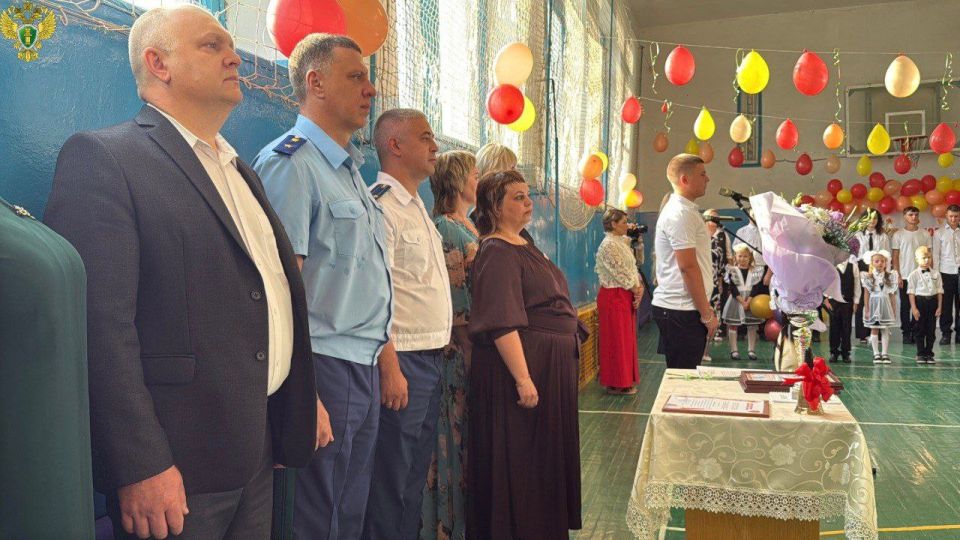 Прокурор Запорожской области принял участие в торжественной линейке, посвященной Дню знаний и поздравил учеником с началом учебного года