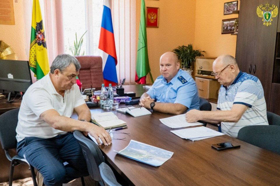 Прокурор города Мелитополя и представители городской администрации провели совместный прием жителей Новенского сельского поселения Прокурор города Мелитополя и представители городской администрации провели совместный прием жителей Новенского сельского поселения