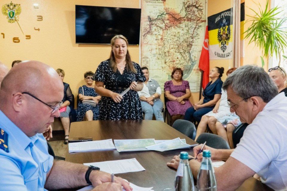 Прокурор города Мелитополя и представители городской администрации провели совместный прием жителей Новенского сельского поселения Прокурор города Мелитополя и представители городской администрации провели совместный прием жителей Новенского сельского поселения