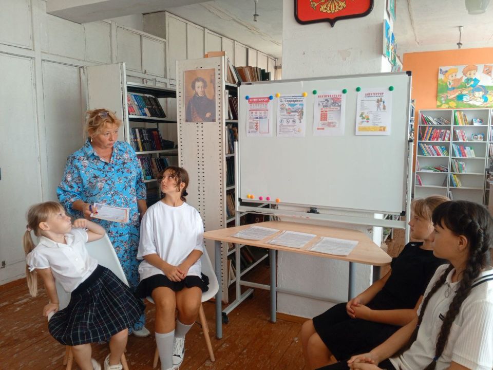 Несколько десятков лет назад слово "терроризм" казалось далеким и не имеющим никакого отношения к обычным людям, тем более детям Несколько десятков лет назад слово "терроризм" казалось далеким и не имеющим никакого отношения к обычным людям, тем более детям