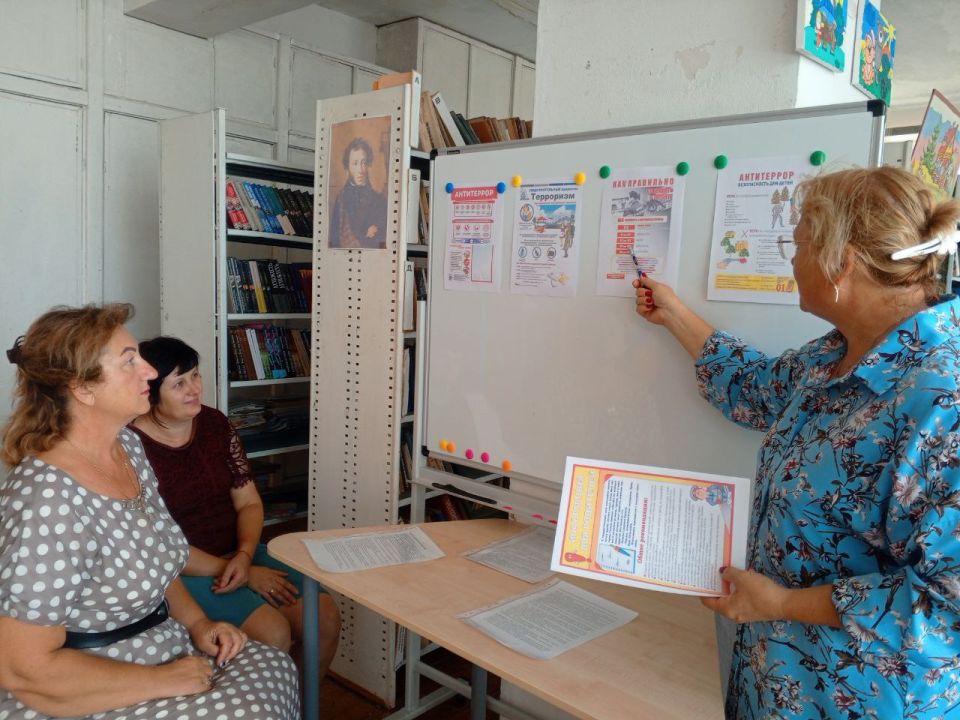 Несколько десятков лет назад слово "терроризм" казалось далеким и не имеющим никакого отношения к обычным людям, тем более детям Несколько десятков лет назад слово "терроризм" казалось далеким и не имеющим никакого отношения к обычным людям, тем более детям