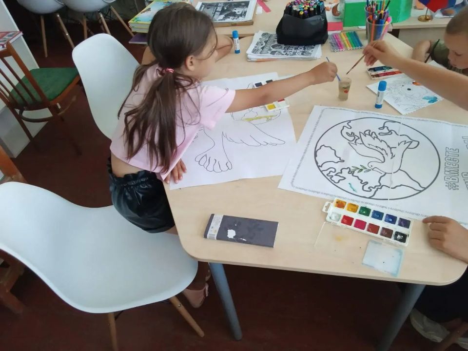 В День солидарности в борьбе с терроризмом в Петровской сельской библиотеке прошло мероприятие, объединившее юных читателей в стремлении выразить свою позицию против насилия и экстремизма В День солидарности в борьбе с терроризмом в Петровской сельской библиотеке прошло мероприятие, объединившее юных читателей в стремлении выразить свою позицию против насилия и экстремизма