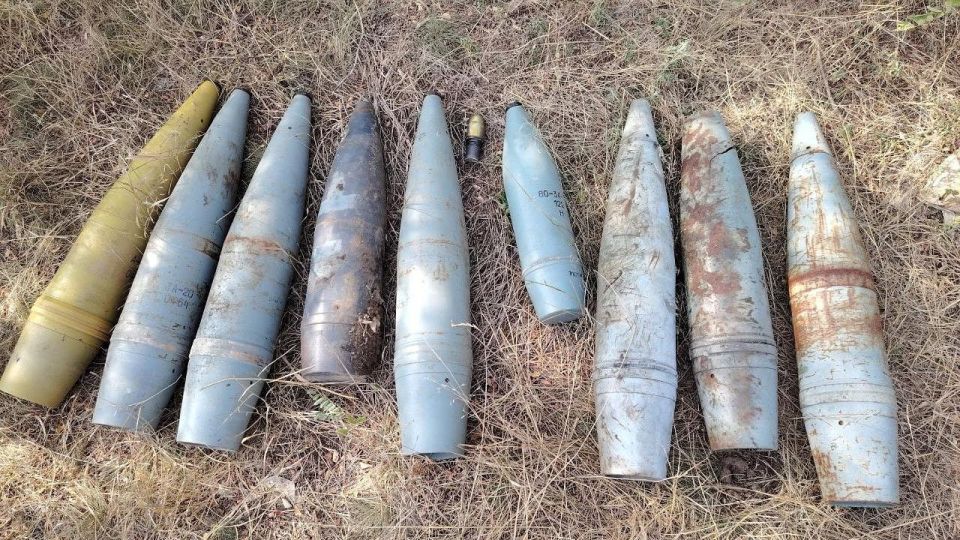 В Запорожской области полицейские изъяли из тайника 324 единицы различных боеприпасов В Запорожской области полицейские изъяли из тайника 324 единицы различных боеприпасов