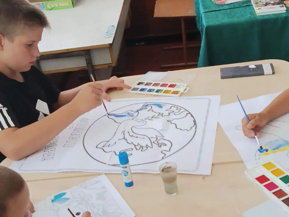 В День солидарности в борьбе с терроризмом в Петровской сельской библиотеке прошло мероприятие, объединившее юных читателей в стремлении выразить свою позицию против насилия и экстремизма В День солидарности в борьбе с терроризмом в Петровской сельской библиотеке прошло мероприятие, объединившее юных читателей в стремлении выразить свою позицию против насилия и экстремизма