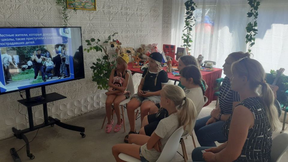 В Чернозёмненском СДК совместно с библиотекой был проведён познавательный час "Наш мир - без террора" В Чернозёмненском СДК совместно с библиотекой был проведён познавательный час "Наш мир - без террора"