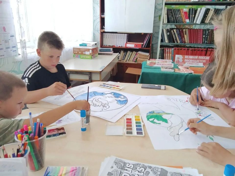 В День солидарности в борьбе с терроризмом в Петровской сельской библиотеке прошло мероприятие, объединившее юных читателей в стремлении выразить свою позицию против насилия и экстремизма В День солидарности в борьбе с терроризмом в Петровской сельской библиотеке прошло мероприятие, объединившее юных читателей в стремлении выразить свою позицию против насилия и экстремизма