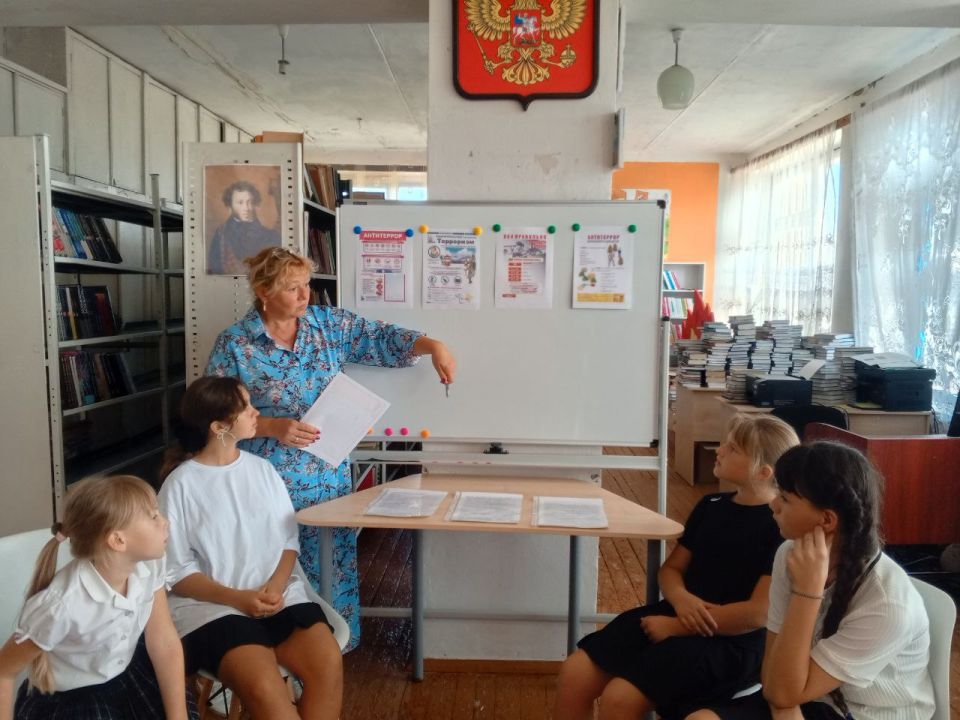 Несколько десятков лет назад слово "терроризм" казалось далеким и не имеющим никакого отношения к обычным людям, тем более детям Несколько десятков лет назад слово "терроризм" казалось далеким и не имеющим никакого отношения к обычным людям, тем более детям