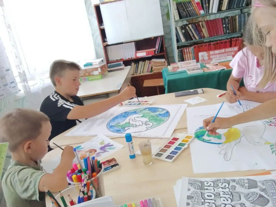 В День солидарности в борьбе с терроризмом в Петровской сельской библиотеке прошло мероприятие, объединившее юных читателей в стремлении выразить свою позицию против насилия и экстремизма В День солидарности в борьбе с терроризмом в Петровской сельской библиотеке прошло мероприятие, объединившее юных читателей в стремлении выразить свою позицию против насилия и экстремизма