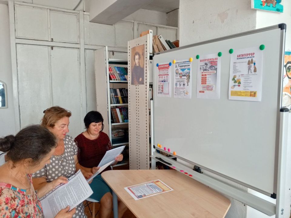 Несколько десятков лет назад слово "терроризм" казалось далеким и не имеющим никакого отношения к обычным людям, тем более детям Несколько десятков лет назад слово "терроризм" казалось далеким и не имеющим никакого отношения к обычным людям, тем более детям