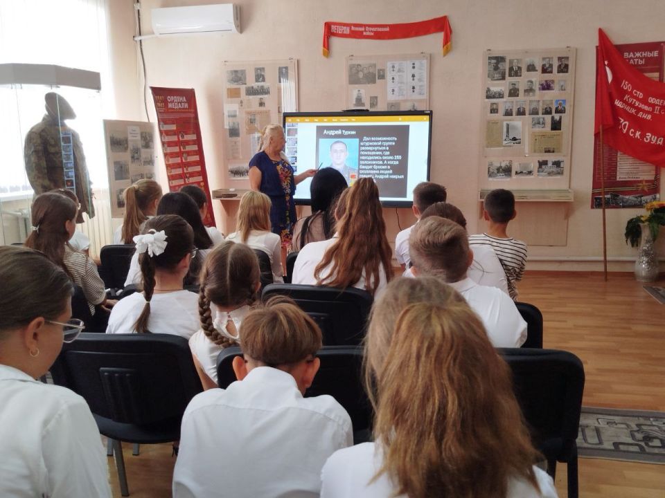 В рамках проведения Дня солидарности в борьбе с терроризмом 3 сентября 2025 года, сотрудники МБУ «Приазовский краеведческий музей» провели памятное мероприятие, посвященное ужасающей трагедии в Беслане В рамках проведения Дня солидарности в борьбе с терроризмом 3 сентября 2025 года, сотрудники МБУ «Приазовский краеведческий музей» провели памятное мероприятие, посвященное ужасающей трагедии в Беслане
