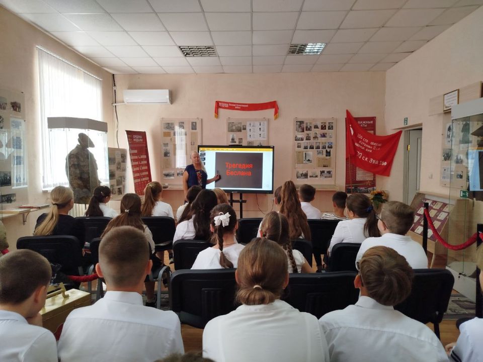 В рамках проведения Дня солидарности в борьбе с терроризмом 3 сентября 2025 года, сотрудники МБУ «Приазовский краеведческий музей» провели памятное мероприятие, посвященное ужасающей трагедии в Беслане В рамках проведения Дня солидарности в борьбе с терроризмом 3 сентября 2025 года, сотрудники МБУ «Приазовский краеведческий музей» провели памятное мероприятие, посвященное ужасающей трагедии в Беслане