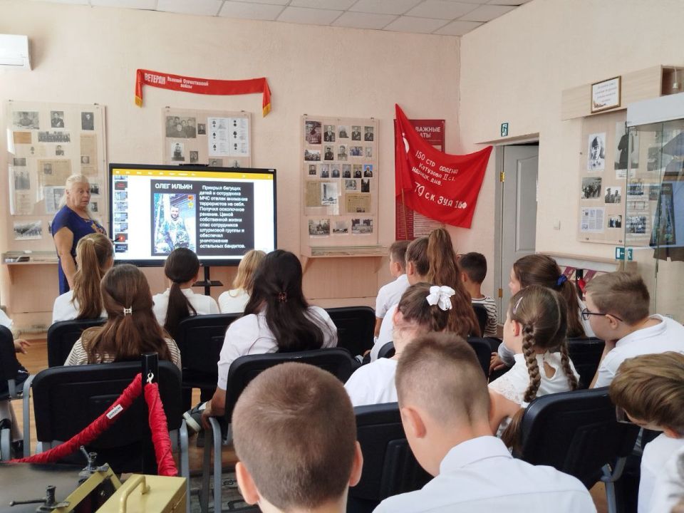 В рамках проведения Дня солидарности в борьбе с терроризмом 3 сентября 2025 года, сотрудники МБУ «Приазовский краеведческий музей» провели памятное мероприятие, посвященное ужасающей трагедии в Беслане В рамках проведения Дня солидарности в борьбе с терроризмом 3 сентября 2025 года, сотрудники МБУ «Приазовский краеведческий музей» провели памятное мероприятие, посвященное ужасающей трагедии в Беслане