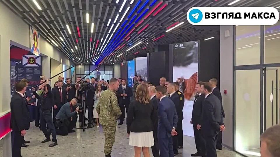 Президент России Владимир Путин начал работу во Владивостоке с посещения дальневосточного филиала Национального центра «Россия» в Приморском крае