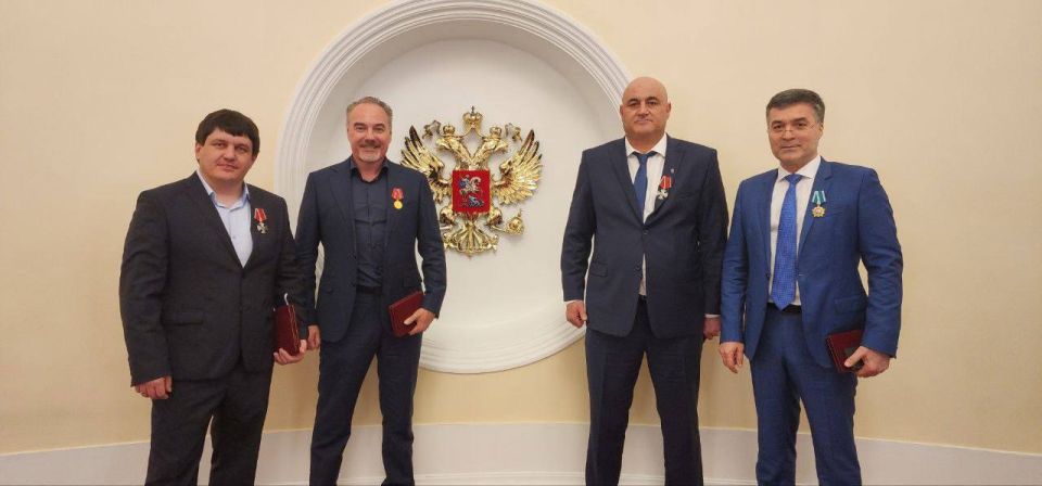 WarGonzo: В Кремле наградили героев и певцов Русской Весны WarGonzo: В Кремле наградили героев и певцов Русской Весны