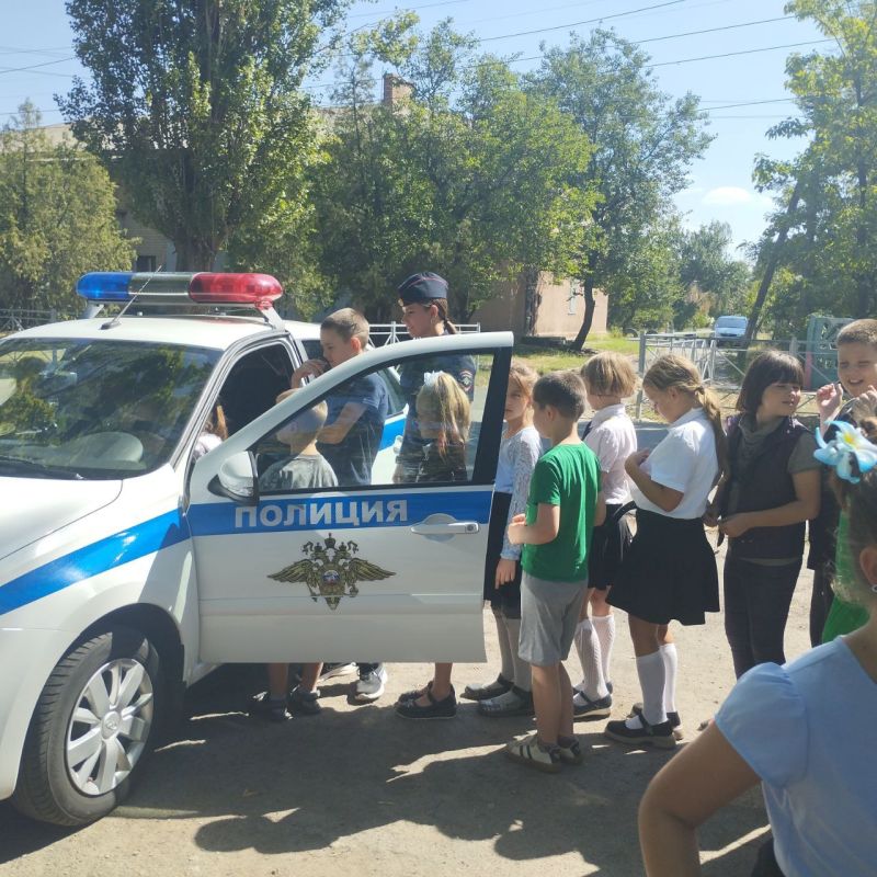 Сотрудники Госавтоинспекции города Мелитополя провели практическое занятие с учениками начальных классов ГБУ ОО ЗО "Мирненской СОШ № 6" Сотрудники Госавтоинспекции города Мелитополя провели практическое занятие с учениками начальных классов ГБУ ОО ЗО "Мирненской СОШ № 6"