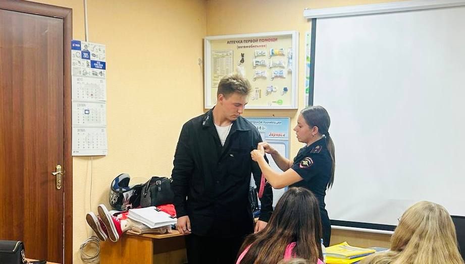 Сотрудники Госавтоинспекции города Мелитополя проводят профилактические беседы с будущими водителями